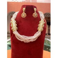 Collier en perles avec les boucles