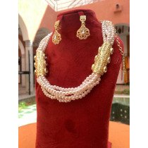 Collier en perles avec les boucles