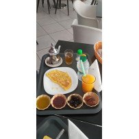 Petit Déjeuner Complet avec Œufs Fermiers + Café Noir